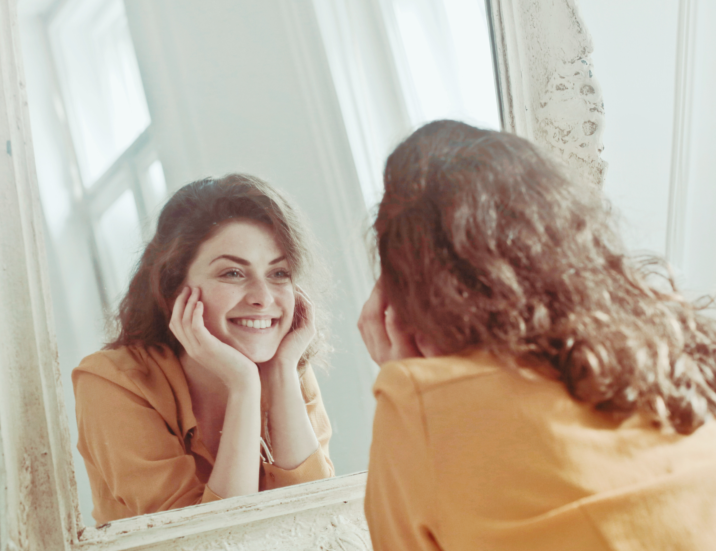 home page .vrouw kijkend in de spiegel